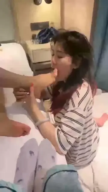 【橘子没熟】女室友体验做脚奴