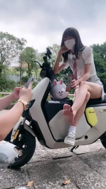 【暴力美学】室外调教ATM奴公园上贡