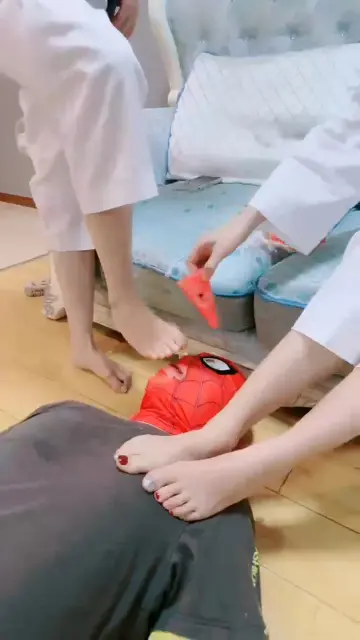 【倪梵】脚奴伺候两位主子