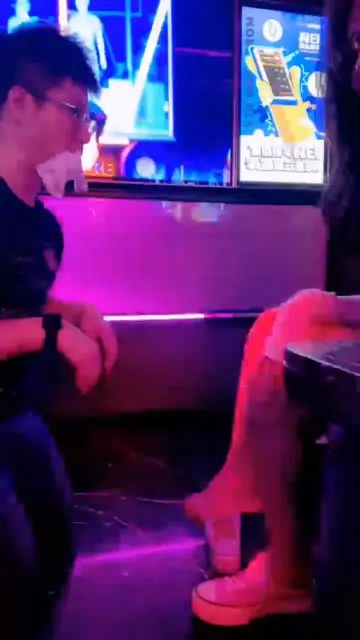 【Uuu】KTV里诱惑开发小哥哥