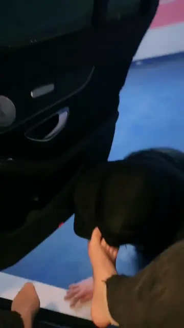 【琪琪】停车场里玩脚奴