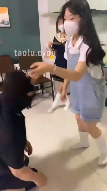 【精神小妹】踢肚子打耳光