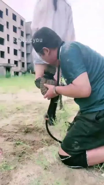 【宸宸】户外调教飞踹强迫吃土