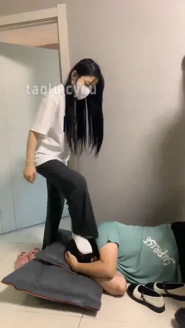 【精神小妹】驯奴踩踏舔脚