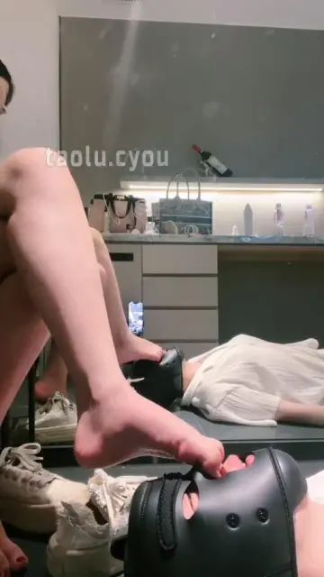 【琪琪】脚奴除臭爬山后的棉袜