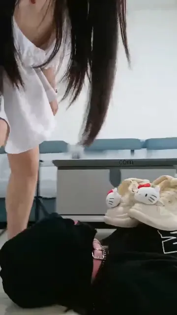 【爱可呀】学姐成为鞋架子