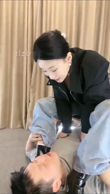 【潘妮】对着女王的短靴磕头如捣蒜