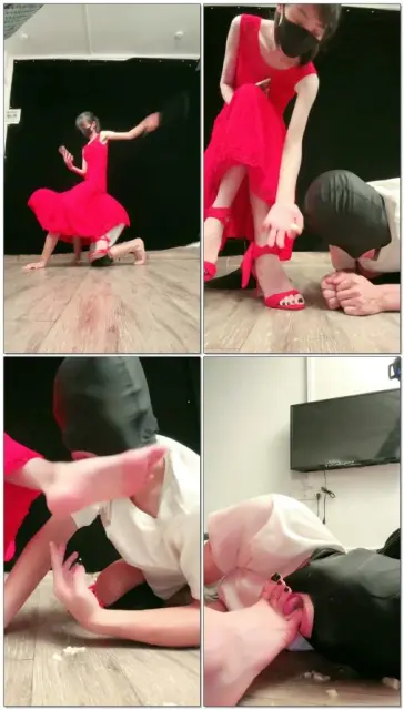 【美娜格格S】裸足喂食深厚插吐