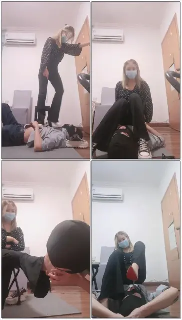 【杺月s】踩踏臭袜圣水做脸