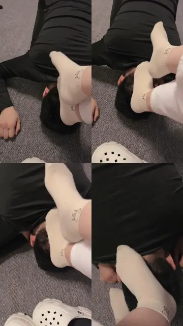 【蜜雪】白袜脚踩狗头