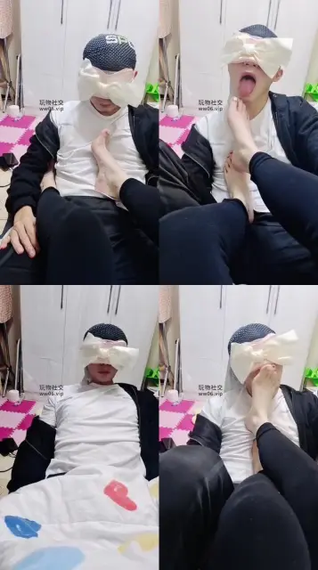 【小苮】仔细品尝主人的酸臭脚丫