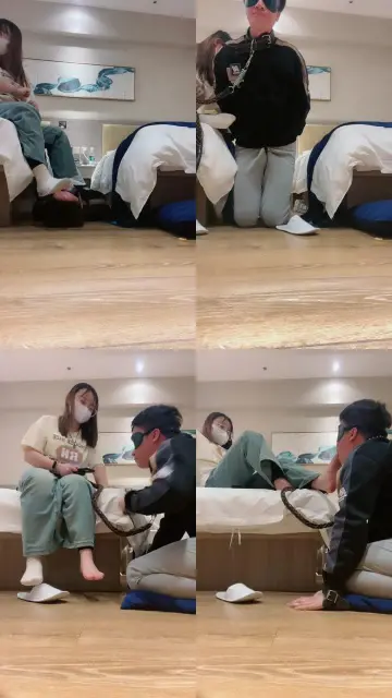 【小林小s】嘴叼袜子/臭脚踩地毯狗