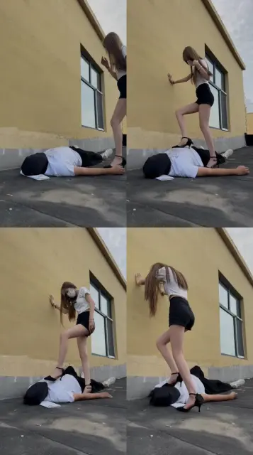 【精神小妹】天台173学生S高跟下的肉垫