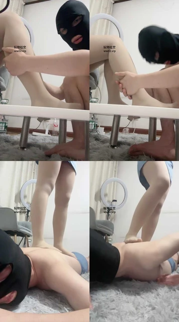 【桃桃樱】舔闻肉丝脚/踩踏/骑狗背鞭打