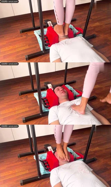 【欧美女王】人脸跑步机！Enola女神在狗脸上跑步跳踩暴跺用狗脸当跑步机跺肿！