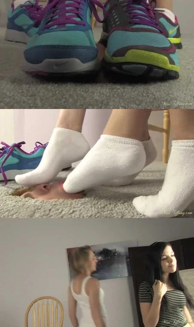 【欧美女王】贱狗钻进地洞里，两个小美女很好奇把小脚丫伸进去让他舔