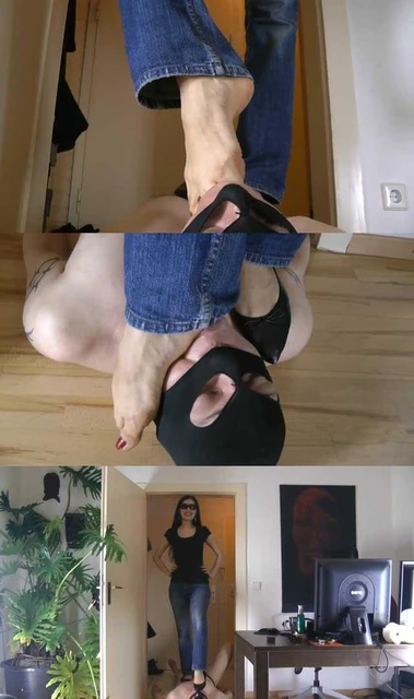 【欧美女王】蕾拉女神美足玩弄男人，带字幕，脚在男人脸上飞舞，还深喉他