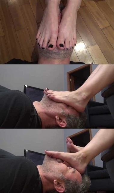 【欧美女王】用脸充当Abbie女王的脚垫！用狗舌头舔干净她脚底的汗和污垢!