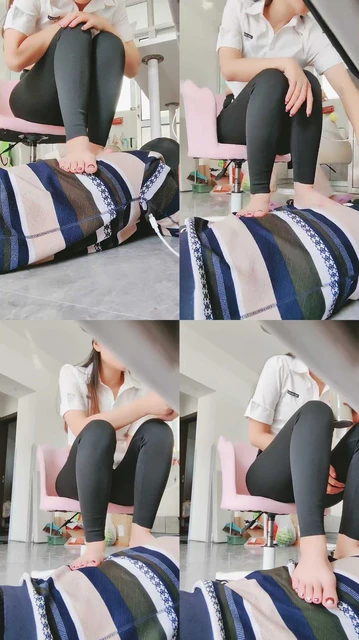 【默主】桌底视角-裸足踩脚垫