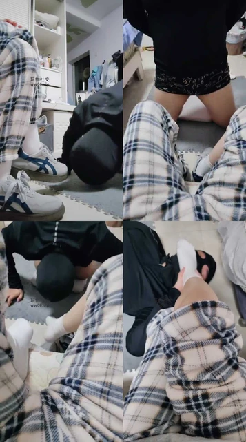 【小羊咩咩】下跪运动鞋白袜虐