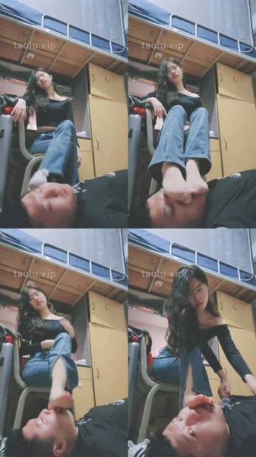 【嘉妮】女生寝室犯贱-舔脏鞋原味丝袜脚/强制闻鞋窝/全体重踩