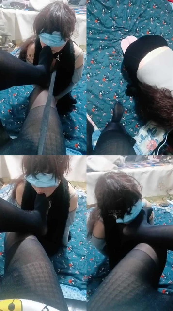 【伪娘和人妻】舔干净黑丝脚赏赐喝圣水