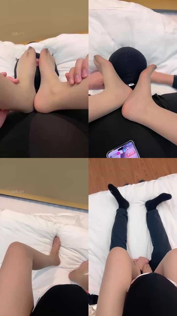 【七七】肉丝脚踩狗垫