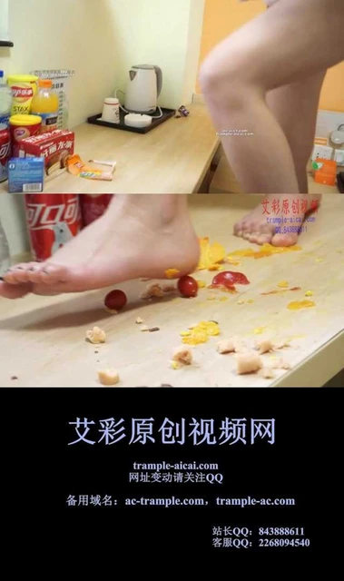 【黑丝诱惑】学生妹裸足踩舌头