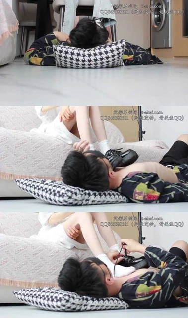 【黑丝诱惑】【希雯】素人篇：甜品店收银员希雯脏鞋踩沙发原味白袜踩脸