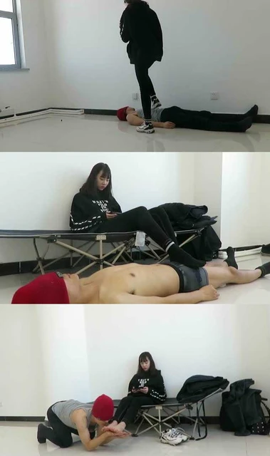 【小黑屋】00后天使女主运动鞋；黑棉袜；裸足踩玩贱狗！