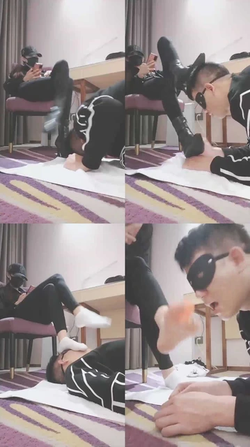 【美娜格格】靴子白袜羞辱-连环耳光白袜脚插嘴 【完整版】