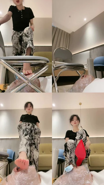 【丹丹】地毯狗强制喂圣水/舔裸足