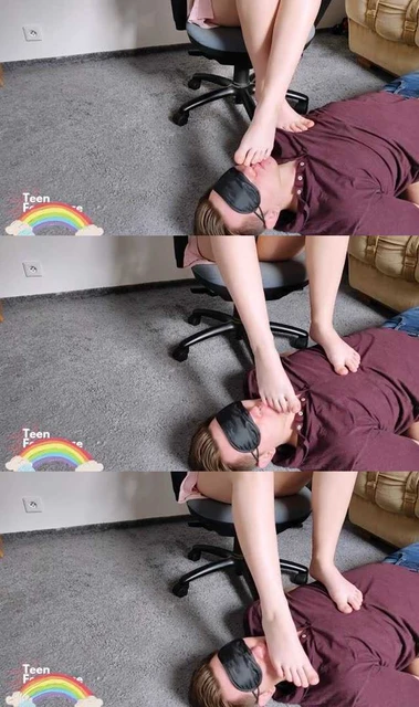 【欧美女王】女学生嫩脚享受老师的舌头保养