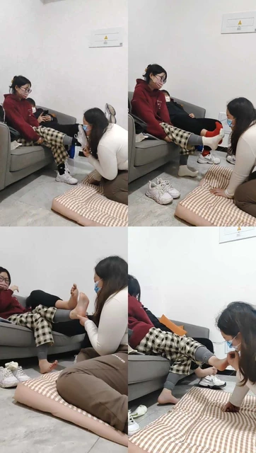 【樱樱】情侣主-让闺蜜下跪伺候-舔鞋底闻棉袜【二】