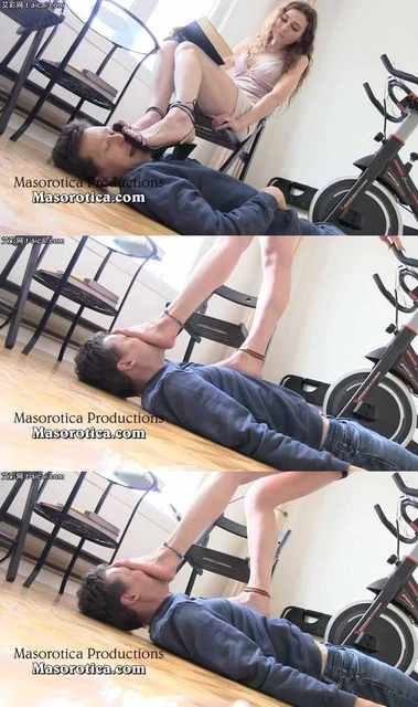 【欧美女王】能用脸给如此优雅的女神当脚垫是你的荣幸！踩着狗脸优雅地看书