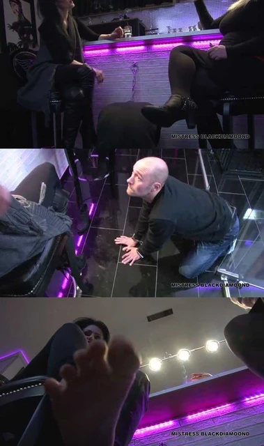 【欧美女王】酒吧闻舔轻熟女皮靴臭棉袜脚！被人照着狗脸一顿踹！