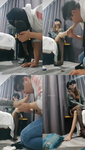 【04年情侣s】情侣主臭脚丫羞辱绿帽贱奴