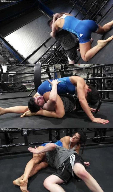 【欧美女王】被女人在擂台上暴揍按着脑袋闻臭脚是什么滋味？绞杀KO被踩脸