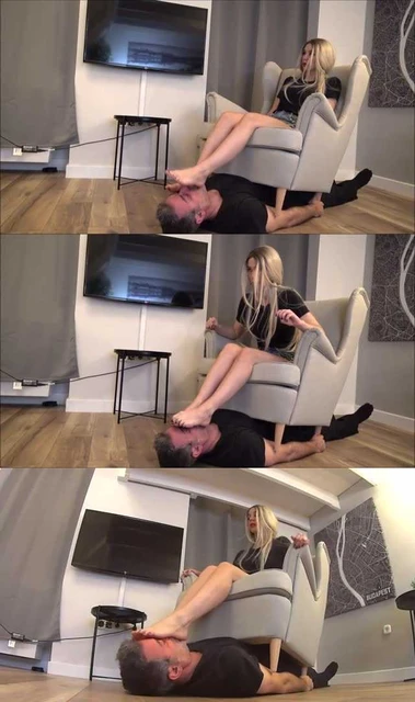 【欧美女王】娇美人妻Sakura女王美脚跺扁贱狗脸压在沙发下狗脸当脚垫跺