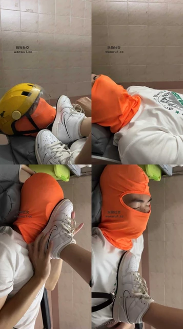 【奇了怪了】高帮鞋白袜踩地毯狗