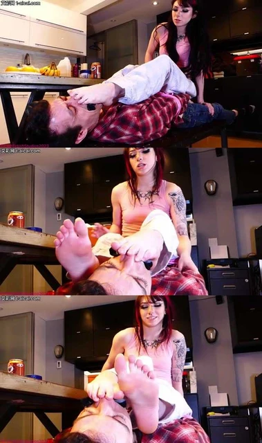 【欧美女王】FFS-叼着女混混Araya的臭袜子被她用臭汗脚闷脸窒息处刑！