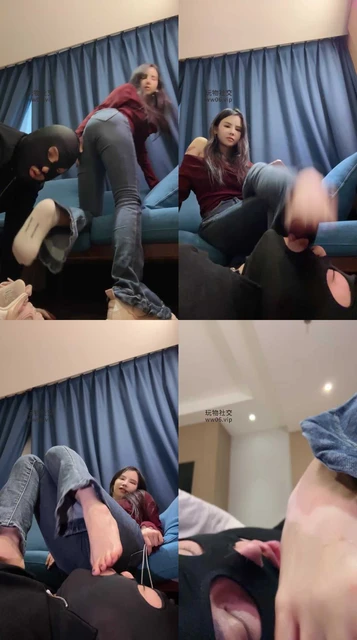 【亚兮】闻舔超臭白棉袜/吐口水竖中指/脚插嘴