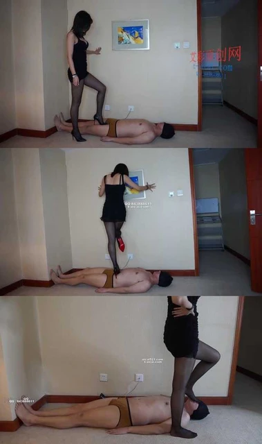 【小妮女主】小默黑丝高跟无情践踏毯子！