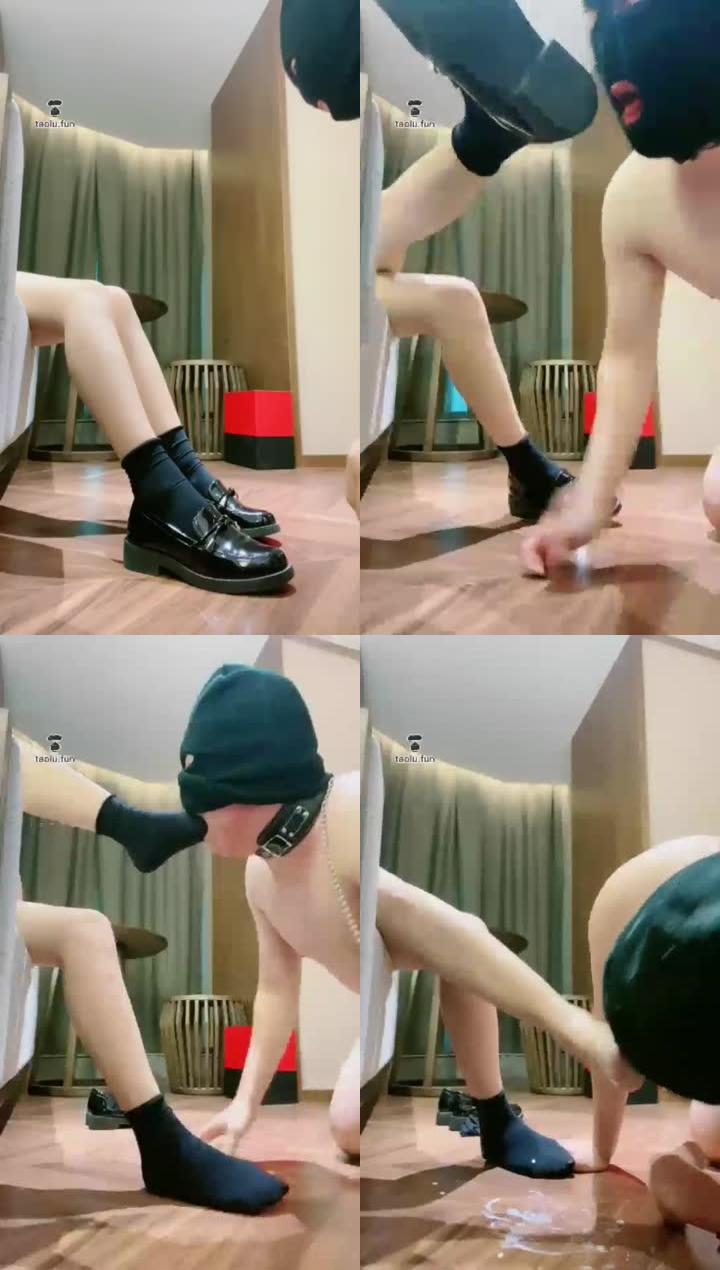 【米兔】调教贱狗舔一波脚 黑鞋黑棉袜