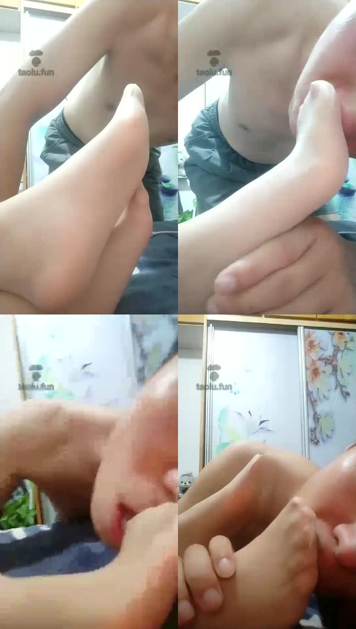 【家奴M】原味儿肉丝玉足舔的上头了