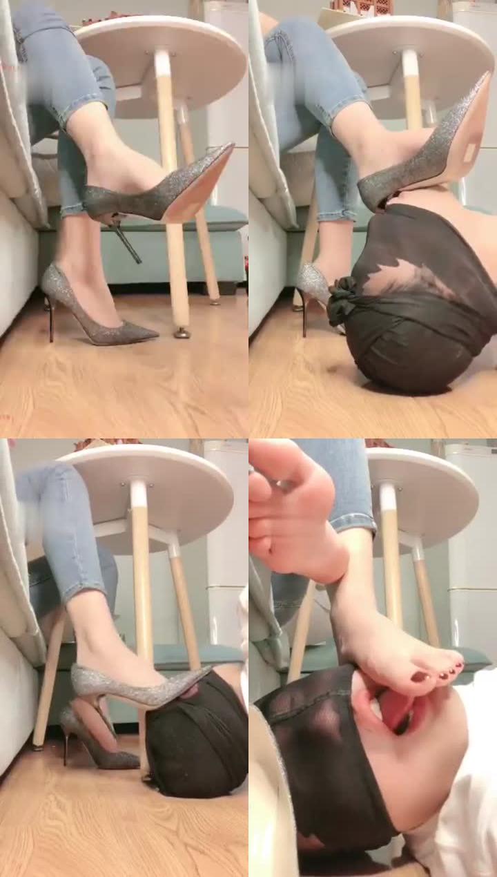 【宇婉莹】我玩乐高狗舔着鞋底