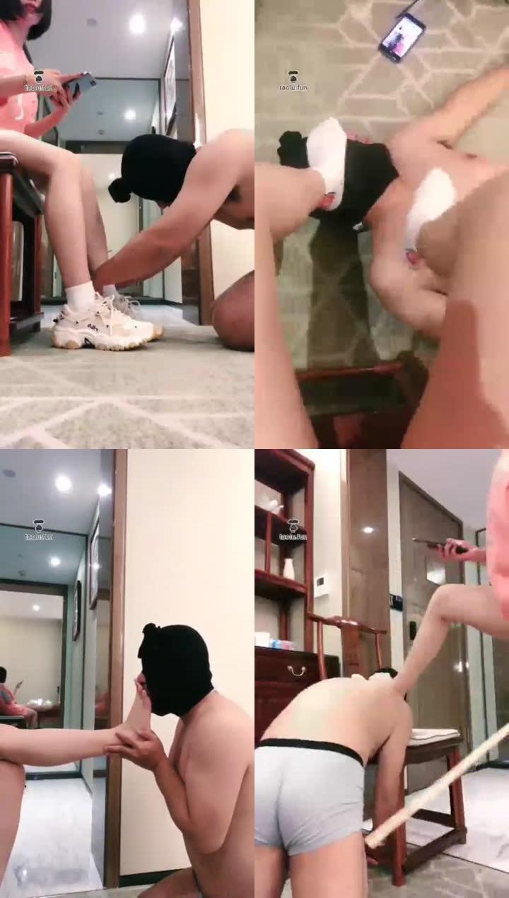 【曳摇】调教小骚狗舔脚耳光 